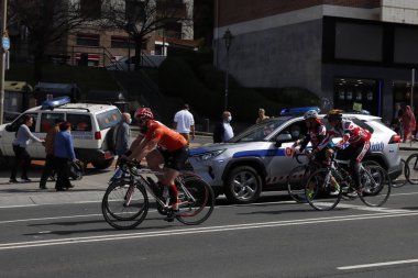 Yarış sırasında amatör motorcular
