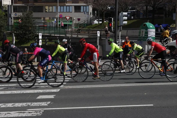 경주를 아마추어 자전거 선수들 — 스톡 사진