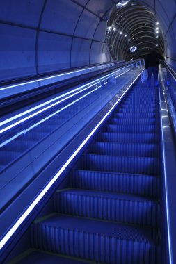 Metro istasyonunda bir koridor.