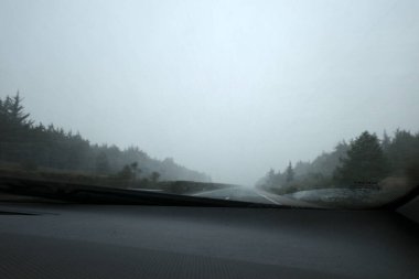 Bir kış gününde araba sürmek