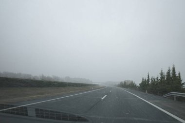 Bir kış gününde araba sürmek