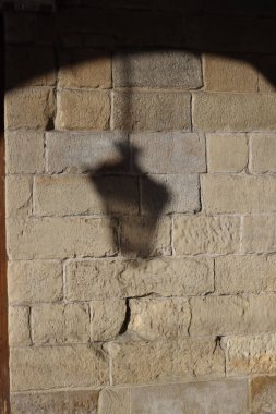 Duvardaki lambanın gölgesi