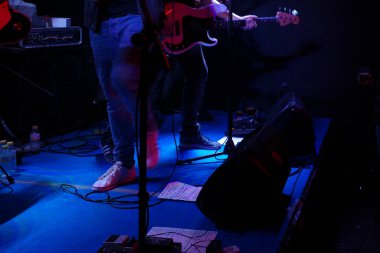 Konser sırasında rock grubu