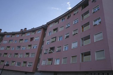 Bilbao mahallesindeki bir apartmanda.