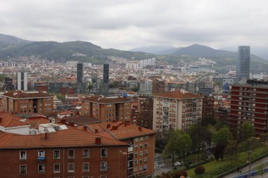 Bilbao mahallesindeki bir apartmanda.