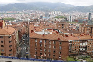 Bilbao mahallesindeki bir apartmanda.