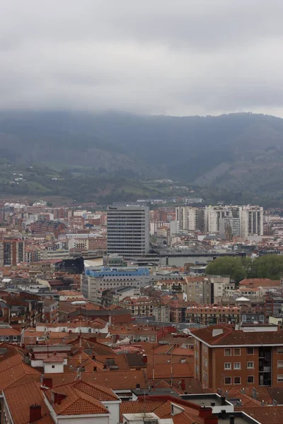 Bilbao mahallesindeki bir apartmanda.