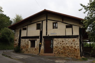 Bask ülkesinin kırsal kesiminde bir ev.