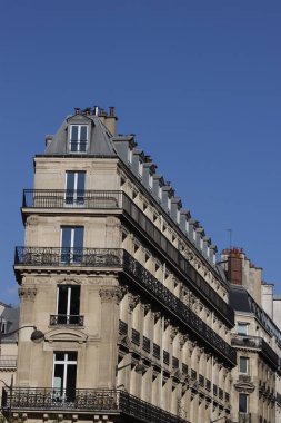 Paris 'te klasik bir apartmanın cephesi