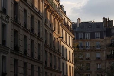 Paris 'te klasik bir apartmanın cephesi