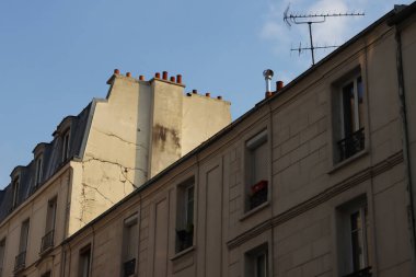 Paris 'te klasik bir apartmanın cephesi