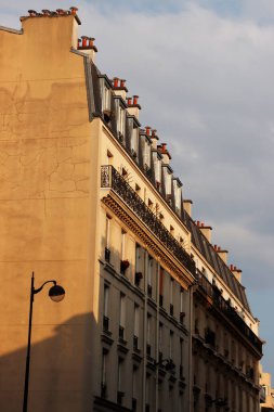 Paris 'te klasik bir apartmanın cephesi