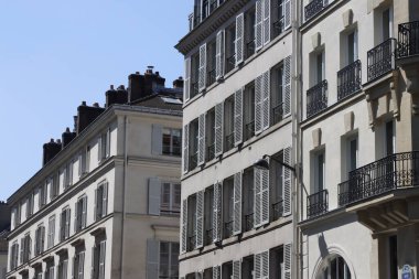 Paris 'te klasik bir apartmanın cephesi