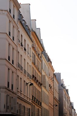 Paris 'te klasik bir apartmanın cephesi