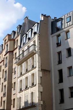 Paris 'te klasik bir apartmanın cephesi