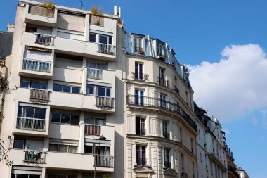 Paris 'te klasik bir apartmanın cephesi