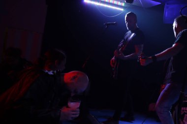 Rick konseri sahnede