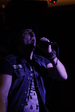 Rick konseri sahnede