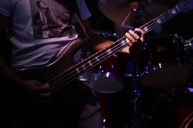 Konser sırasında rock grubu