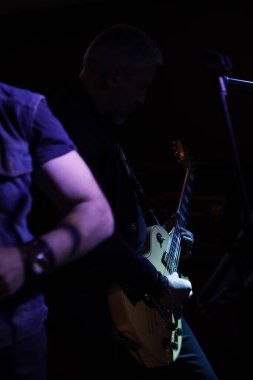 Konser sırasında rock grubu