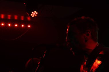 Konser sırasında rock grubu