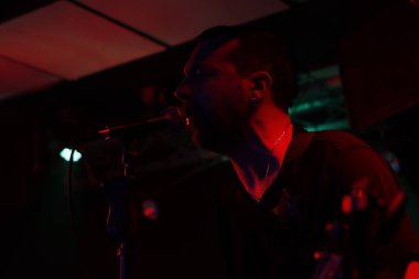 Konser sırasında rock grubu