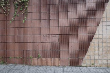 Caddede taş duvar var.