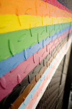 Duvarda LGBT bayrağı