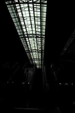 Bir metro istasyonunun içi.