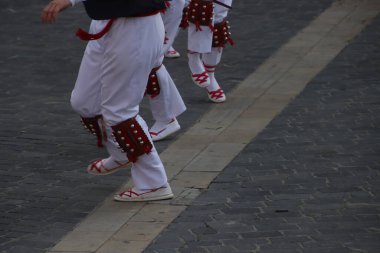 Bir gösteri sırasında Bask halk dansçısı