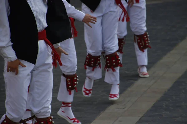 通りのバスクの民俗舞踊家は — ストック写真