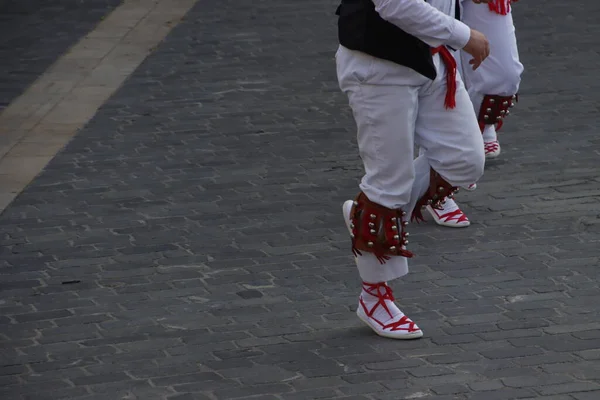 거리에서 바스크인 댄서들 — 스톡 사진
