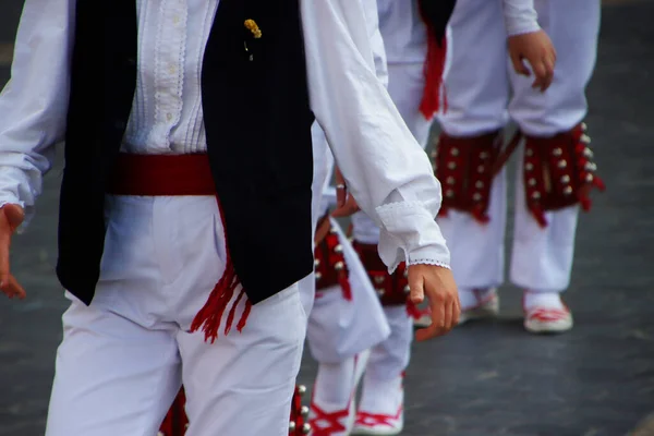 Baskische Volkstänzer Auf Der Straße — Stockfoto