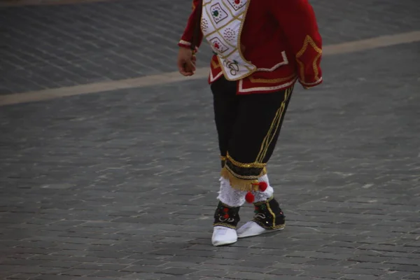 通りのバスクの民俗舞踊家は — ストック写真