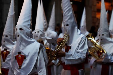 İspanya 'nın bir caddesinde kutsal hafta geçidi