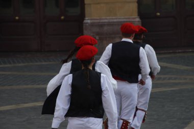 Bask dansı sokak festivali