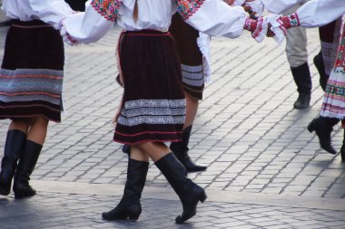 Sokakta Slovak halk dansları sergisi