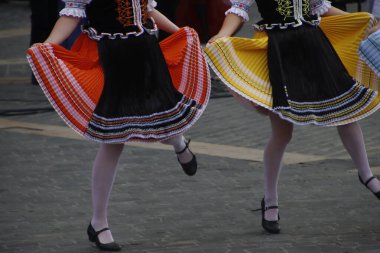 Sokakta Slovak halk dansları sergisi