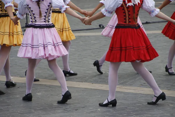 ストリートでのスロバキア民俗舞踊展 — ストック写真
