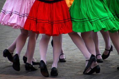 Sokakta Slovakya halk dansları