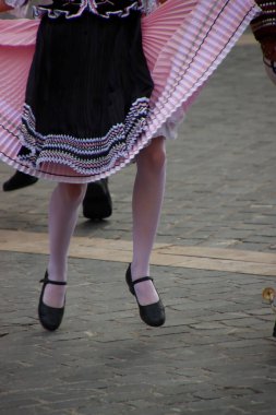 Bir gösteri sırasında Slovak halk dansçısı