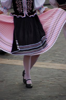 Açık hava festivalinde Bask halk dansçıları