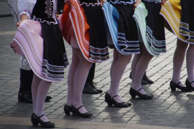 Bir gösteri sırasında Slovak halk dansçısı