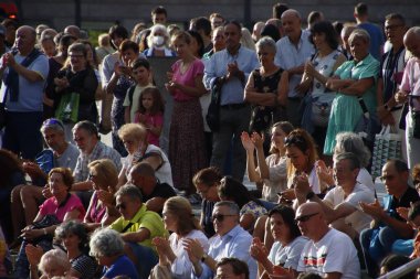 Seyirciler açık hava gösterisinde