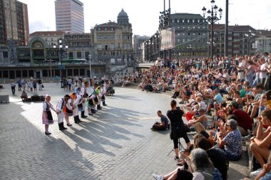 Seyirciler açık hava gösterisinde