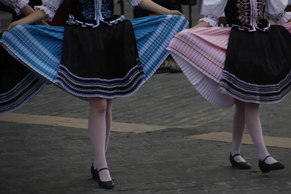 表演期间的斯洛伐克民间舞蹈者 — 图库照片