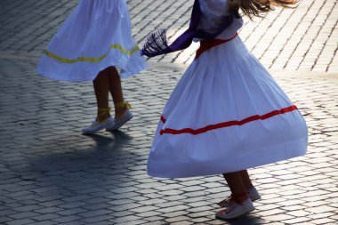Bir sokak festivalinde Bask halk dansı