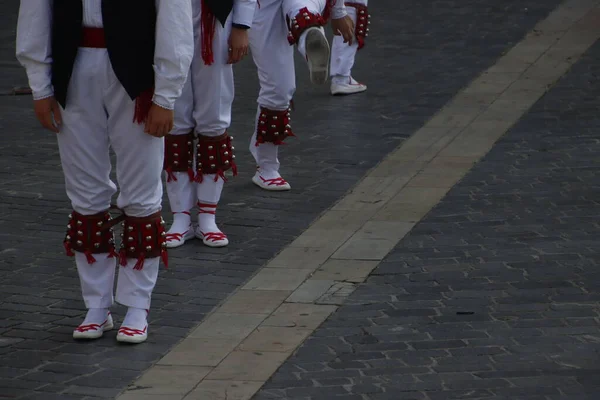 ストリートフェスティバルでのバスク民俗舞踊 — ストック写真
