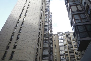 Bilbao 'daki apartmanda.