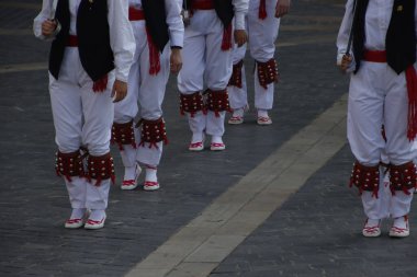 Geleneksel Bask dansı sokak festivalinde